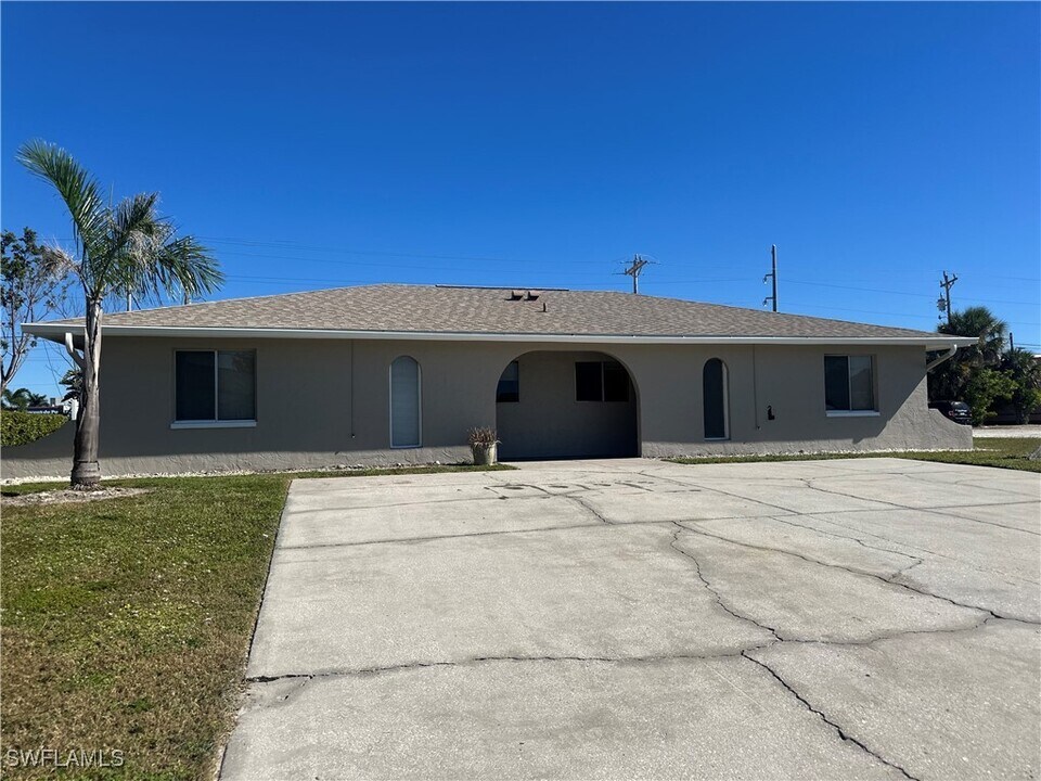2105 SE 15th Pl in Cape Coral, FL - Building Photo