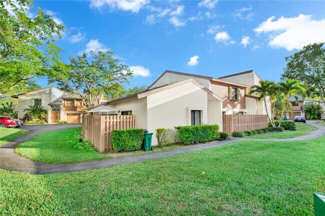 10909 SW 113th Pl in Miami, FL - Building Photo - Building Photo