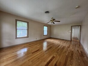 913 Prescott St in Kerrville, TX - Building Photo - Building Photo