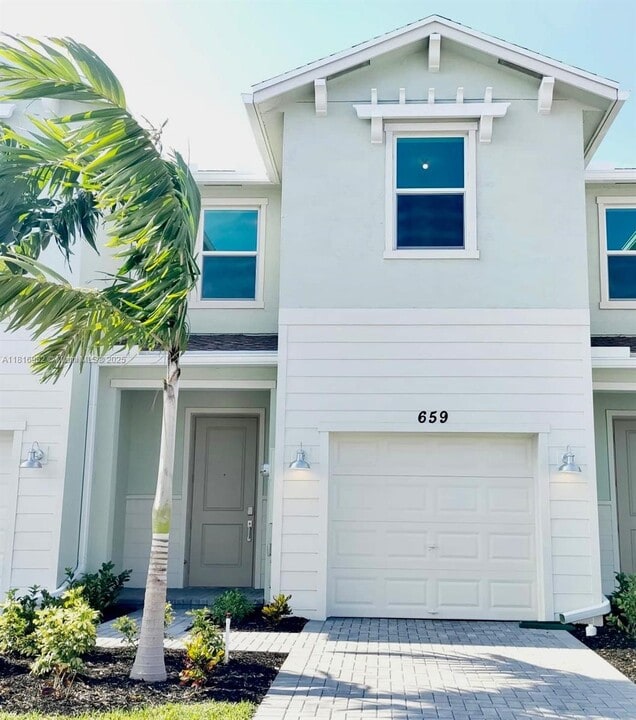659 SE Lk Fls St in Port St. Lucie, FL - Building Photo
