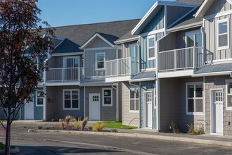 924 S Division St in Moses Lake, WA - Foto de edificio - Building Photo