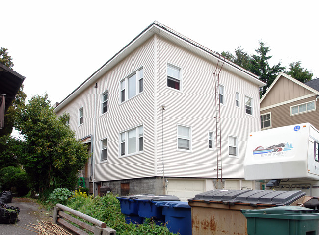 Bayview Apartments in Seattle, WA - Building Photo - Building Photo