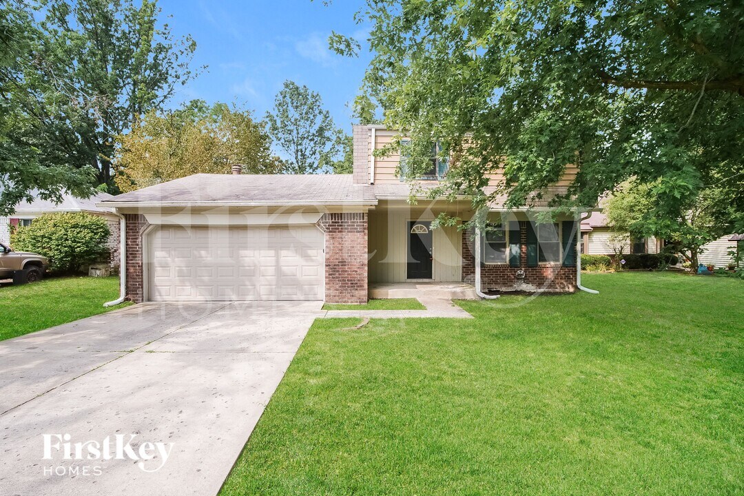 3262 Eastbrooke Ct in Indianapolis, IN - Foto de edificio