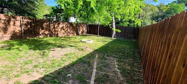 2110 Courtney St in Austin, TX - Building Photo - Building Photo