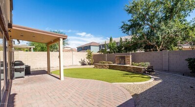 2343 W Hunter Ct in Phoenix, AZ - Foto de edificio - Building Photo
