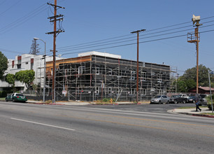 14001 Vanowen St in Van Nuys, CA - Building Photo - Building Photo