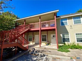412 Burleson St in San Marcos, TX - Building Photo