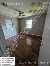 303 Bloomfield Dr in Carencro, LA - Foto de edificio - Building Photo