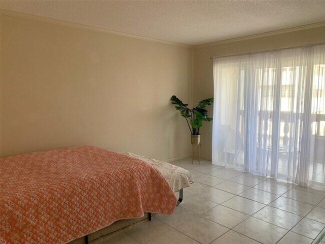 215 SE 3rd Ave, Unit D3 in Hallandale Beach, FL - Building Photo - Building Photo