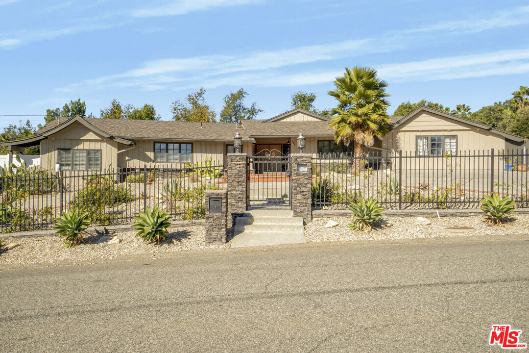 835 Camino Santos Reyes in Thousand Oaks, CA - Foto de edificio