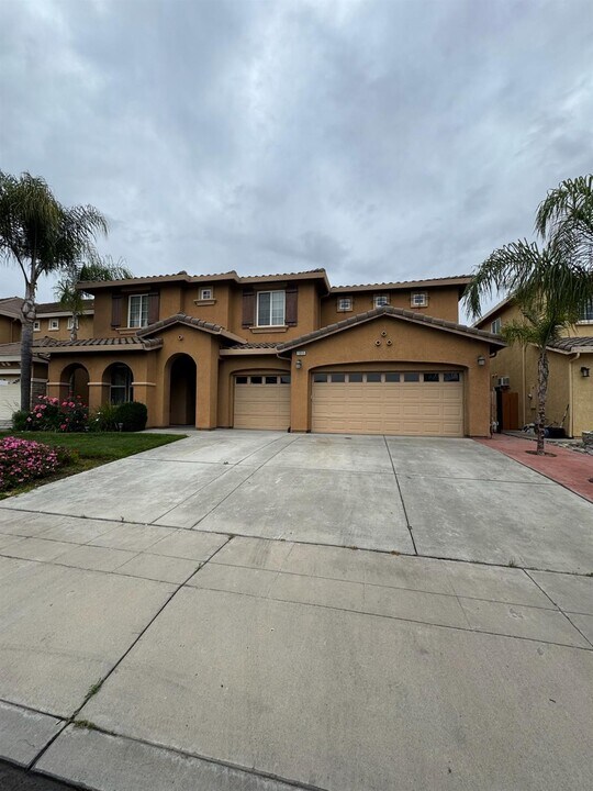 1055 N Perry Ave in Clovis, CA - Building Photo