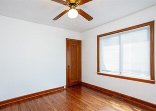 2073 Ridgemont Rd in Grosse Pointe Woods, MI - Foto de edificio - Building Photo