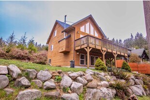 1130 Honeymoon Lake Dr in Greenbank, WA - Building Photo