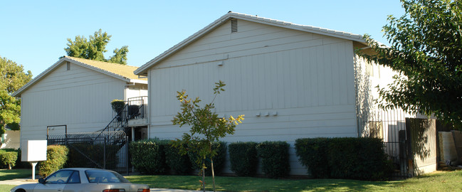 347-373 W 19th St in Merced, CA - Building Photo - Building Photo