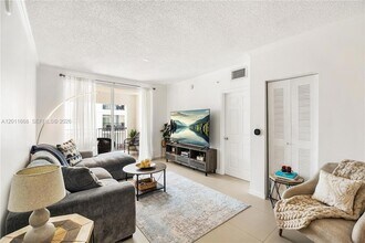 17100 N Bay Rd, Unit 1810 in Sunny Isles Beach, FL - Foto de edificio - Building Photo