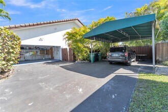15305 SW 74th Ct in Palmetto Bay, FL - Building Photo - Building Photo