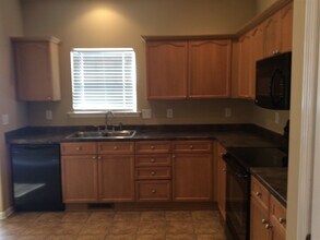 1824 Baslia Ln in Spring Hill, TN - Foto de edificio - Building Photo