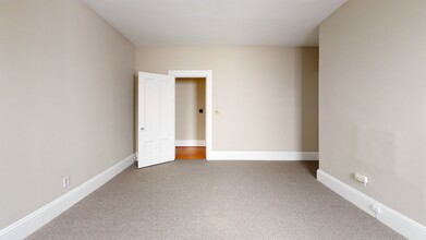 240 Cypress St, Unit 1 in Brookline, MA - Foto de edificio - Building Photo