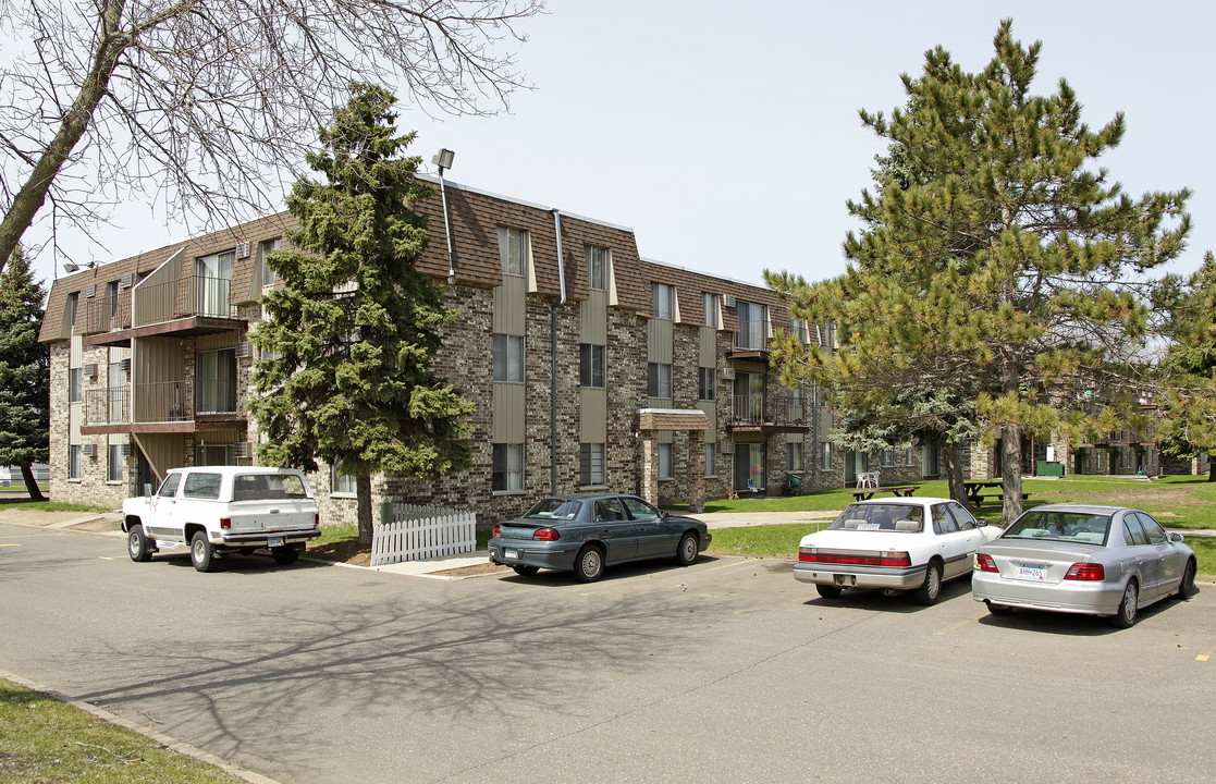 Ridgecrest Apartments in Oakdale, MN - Building Photo