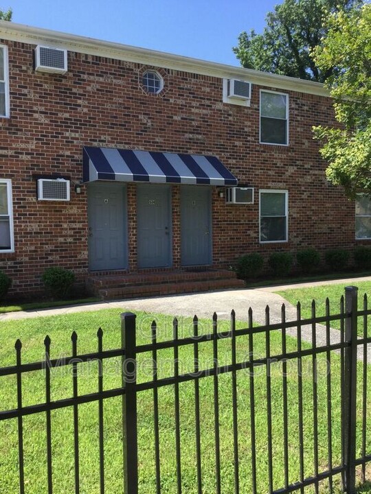 Near ODU spacious one bedroom. in Norfolk, VA - Foto de edificio