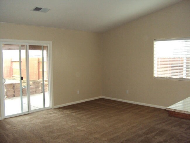 3338 N Linda Vista St in Visalia, CA - Building Photo - Building Photo