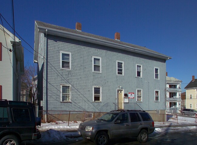 435 4th St in Fall River, MA - Foto de edificio - Building Photo