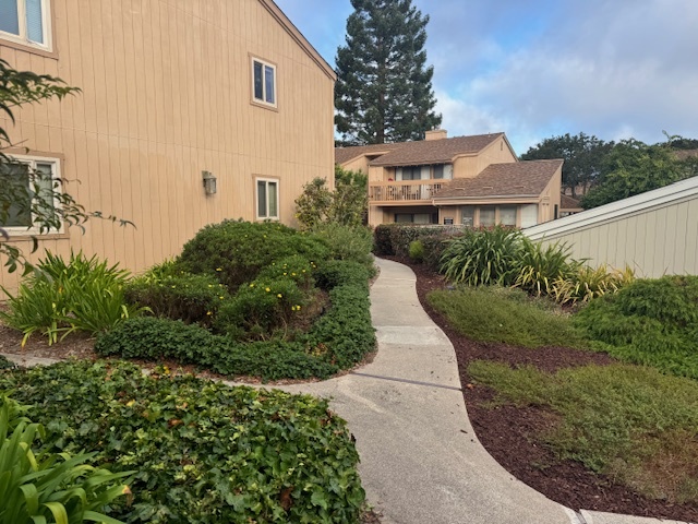 300 Glenwood Cir, Unit 166 in Monterey, CA - Foto de edificio