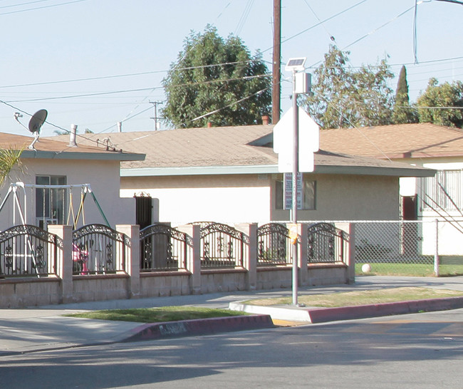 5044 Live Oak St in Bell, CA - Foto de edificio - Building Photo