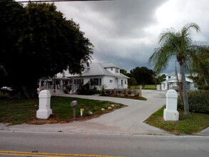 11107 S Indian River Dr, Unit Carriage House in Fort Pierce, FL - Building Photo - Building Photo