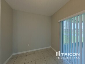 4321 Desert Rose Ave in Kissimmee, FL - Foto de edificio - Building Photo