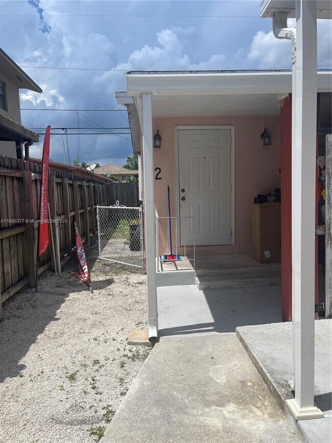 317 E 8th St in Hialeah, FL - Building Photo - Building Photo