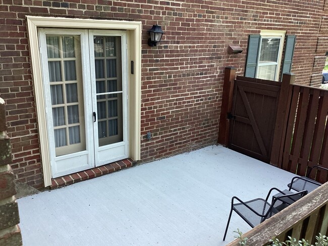 6639 Hillandale Rd in Bethesda, MD - Foto de edificio - Building Photo