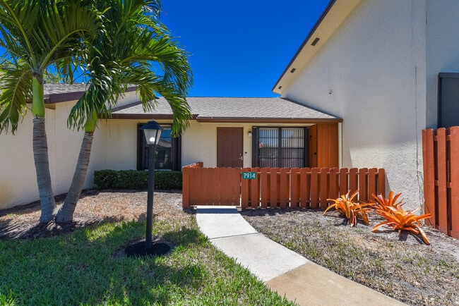 7914 SE Villa Cir in Hobe Sound, FL - Building Photo - Building Photo