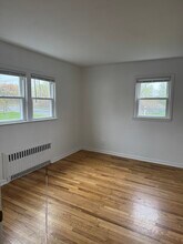 7 Mona Ave, Unit 7 in Branford, CT - Building Photo - Building Photo