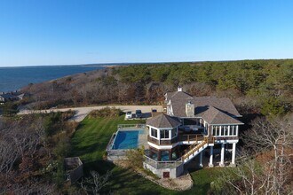 90 Napeague Harbor Rd in Amagansett, NY - Building Photo - Building Photo
