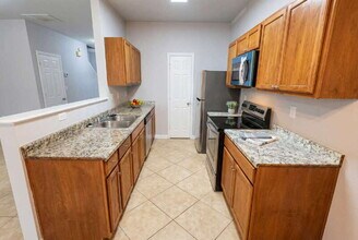 385 Brookview Dr in Riverdale, GA - Building Photo - Building Photo