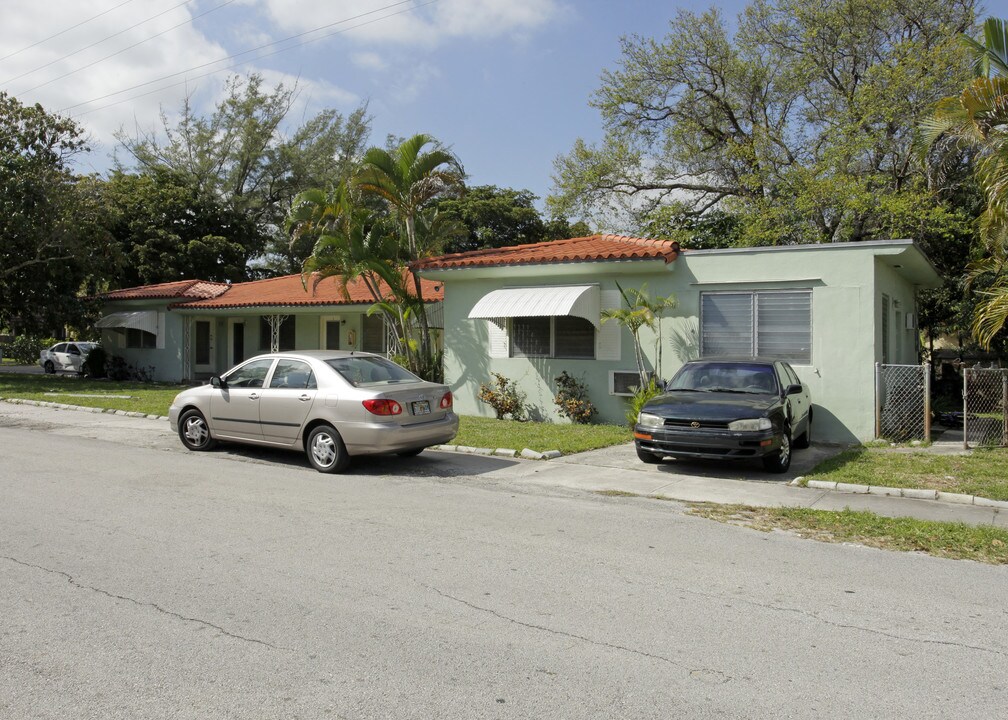 695 NE 121st St in Miami, FL - Building Photo