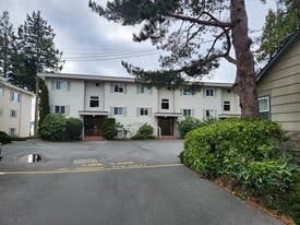 1986 Glenidle Rd in Sooke, BC - Building Photo