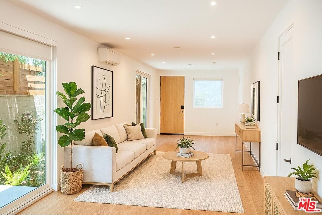 10821 Morrison St in Los Angeles, CA - Building Photo