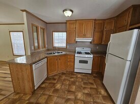 4 Arbor Pl in Sauquoit, NY - Building Photo