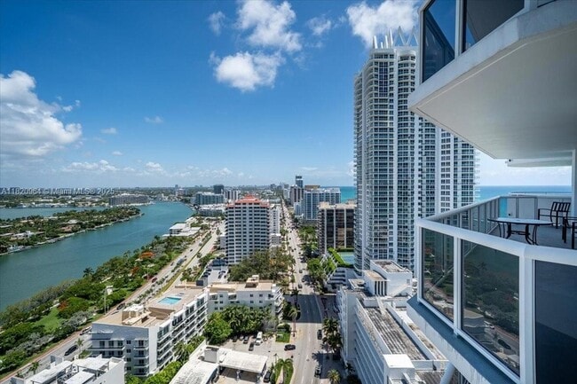 6301 Collins Ave, Unit 2705 in Miami Beach, FL - Foto de edificio - Building Photo