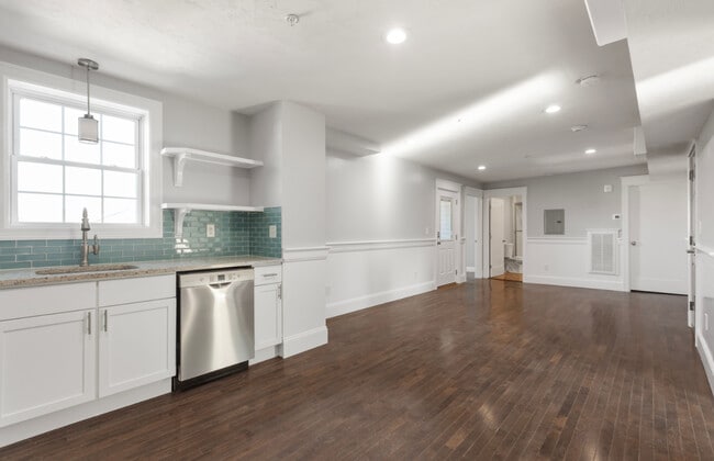 222 Rock St, Unit 2 in Fall River, MA - Building Photo - Building Photo