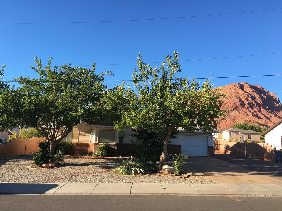 240 W 100 S in Ivins, UT - Building Photo