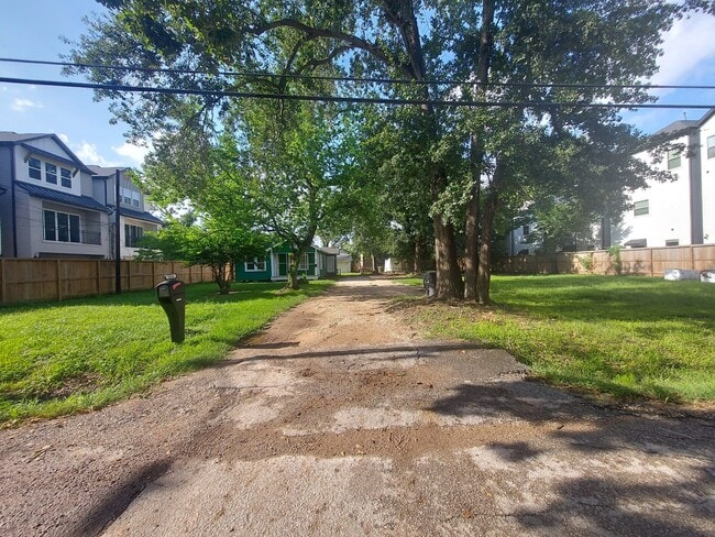 824 Curtin St