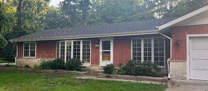 144 N Maple Ave in Bloomingdale, IL - Foto de edificio - Building Photo