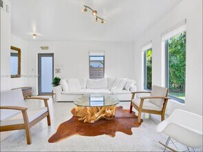 7537 W Treasure Dr in North Bay Village, FL - Foto de edificio - Building Photo