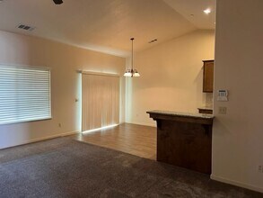 1027 E Margalo Ct in Visalia, CA - Foto de edificio - Building Photo