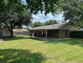 1583 E Industry St in Giddings, TX - Building Photo - Building Photo