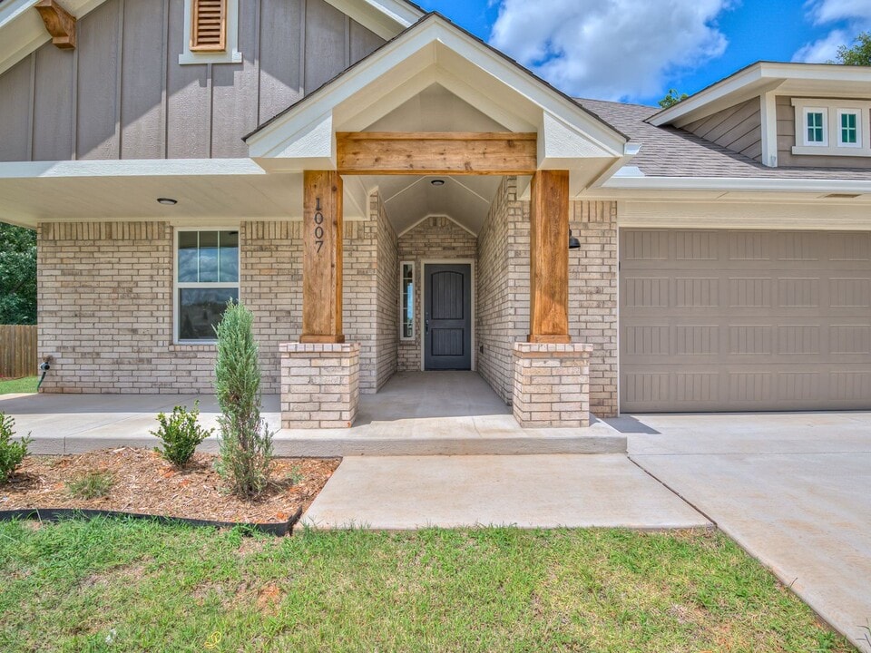 1007 Magnolia Dr in Noble, OK - Building Photo