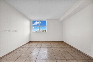 2475 Brickell Ave, Unit 703 in Miami, FL - Foto de edificio - Building Photo